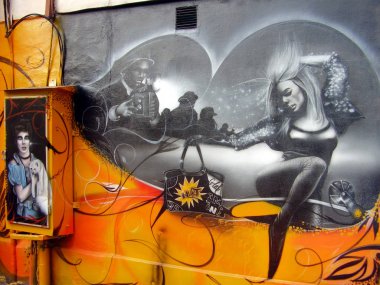 elinde bir çanta ile siyah güzel kız