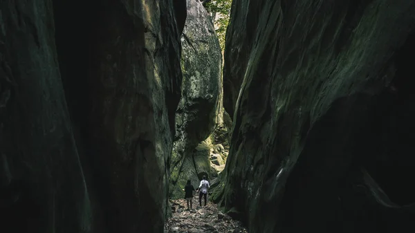 Coppia Coppia Camminando Rocce — Foto Stock