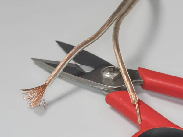 Czerwone Nożyczki Elektryka Kablami — Zdjęcie stockowe
