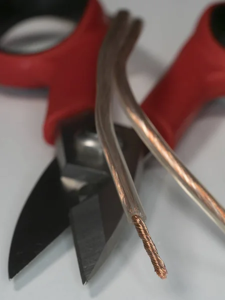 Červené Nůžky Elektrikáře Kabely — Stock fotografie