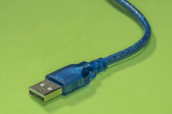 mavi kablolarla USB konektörü