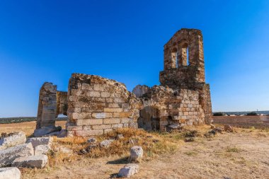 eski kilise güneşli gün ve mavi gökyüzü