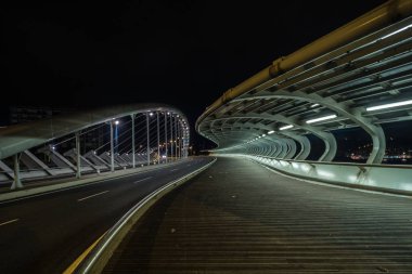 Modern beyaz ışıklı içinde mavi köprü