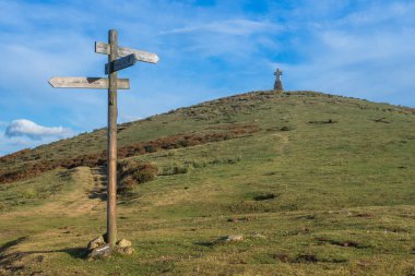 dağ yolundan bir göstergesi ile