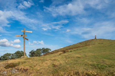 dağ yolundan bir göstergesi ile