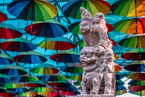 Chinese Sculptuur Met Kleurrijke Paraplu Achtergrond — Stockfoto