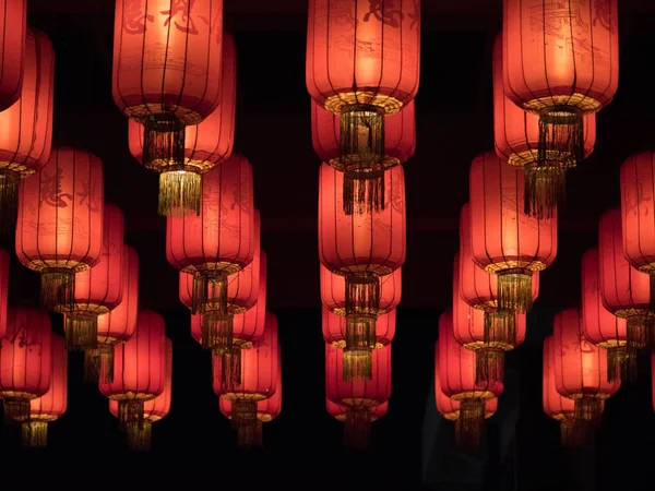 Çin kırmızı fener aydınlatılmış