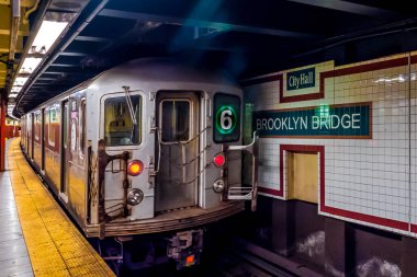 N.Y Brooklyn istasyonunda durdu Metro bagon.