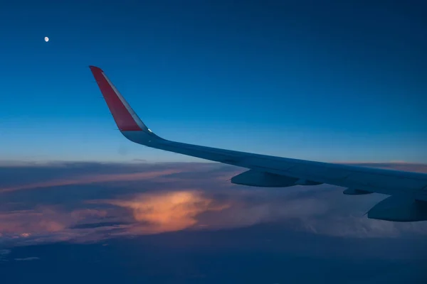 飞机机翼黄昏的看法 — 图库照片