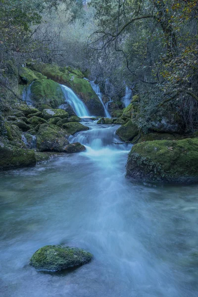 Cascada Con Rocas Verdes Textura Azul Larga Exposición — Foto de Stock