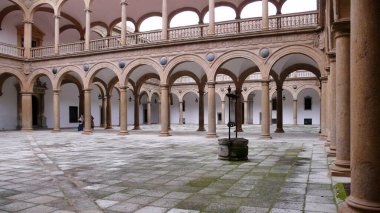 Toledo 'daki San Juan de los Reyes Manastırı: Toledo' daki San Juan de los Reyes Manastırı 'nın güzel bir atari salonu..