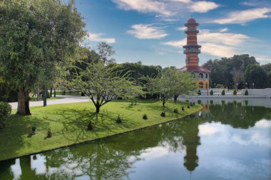 Phra Thinang Withun Thasana, Tayland - Phra Thinang Withun Thasana 'nın ayırt edici kırmızı ve sarı kulesi Bang Pa-In Kraliyet Sarayı' ndaki sakin bir gölete yansıyor..