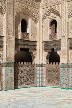 Bir Fez Madrasa 'nın Mimari Detayları - Güzel mozaikler ve detaylı alçı oymacılığıyla Fas medresesinin karmaşık ayrıntılarına yakından bakmak.