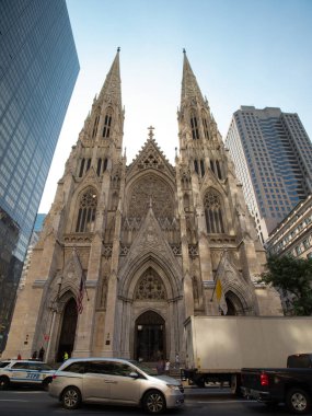 St. Patrick Katedrali ve 5. cadde - St. Patrick Katedrali 'nin modern gökdelenlerle çelişen Gotik mimarisinin New York' taki 5. Cadde 'deki manzarası.