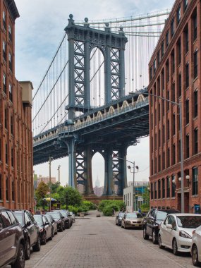 DUMBO Manhattan Köprüsü Manzarası - Brooklyn 'in DUMBO mahallesindeki Manhattan Köprüsü' nün klasik tuğla binalarla çerçevelenmiş ikonik görüntüsü.