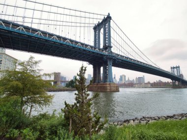 Brooklyn Köprüsü Parkı 'ndan Manhattan Köprüsü Köprüsü ve Brooklyn Köprüsü, Brooklyn Köprüsü Parkı' ndan görülebiliyor..