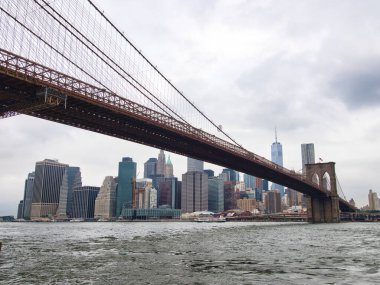 Brooklyn Köprüsü Parkı 'ndan Manhattan Köprüsü Köprüsü ve Brooklyn Köprüsü, Brooklyn Köprüsü Parkı' ndan görülebiliyor..