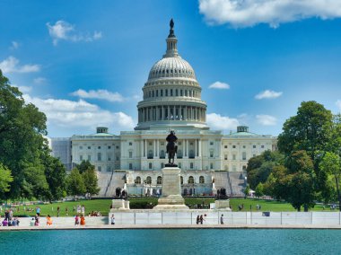 Birleşik Devletler Kongre Binası ve Yansıtıcı Havuz - Birleşik Devletler Kongre Binası ve güneşli bir günde insanların çimlerde yürüdüğü yansıtma havuzu.