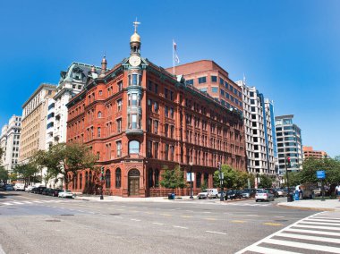 Washington, D.C. 'deki Eski Postane Pavyonu ikonik saat kulesi ile tarihi Eski Postane Pavyonu, şimdi lüks bir otel, Washington, D.C.' de bir sokak köşesinde..