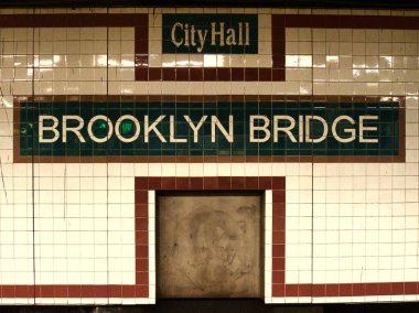 New York 'taki Brooklyn Köprüsü Metro tabelası Brooklyn Köprüsü ve New York' taki metro istasyonu için fayanslı bir tabela..
