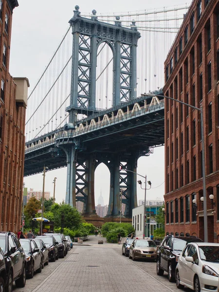 DUMBO Manhattan Köprüsü Manzarası - Brooklyn 'in DUMBO mahallesindeki Manhattan Köprüsü' nün klasik tuğla binalarla çerçevelenmiş ikonik görüntüsü.