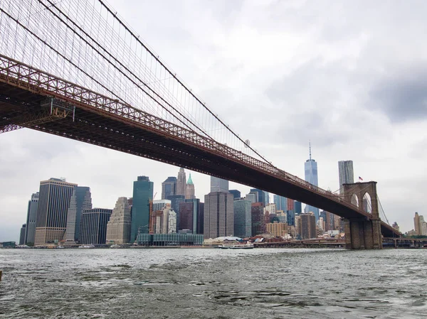 Brooklyn Köprüsü Parkı 'ndan Manhattan Köprüsü Köprüsü ve Brooklyn Köprüsü, Brooklyn Köprüsü Parkı' ndan görülebiliyor..