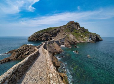 San Juan de Gaztelugatxe Causeway ve Island - İspanya 'nın Bask Bölgesi' ndeki San Juan de Gaztelugatxe adasındaki ikonik inzivaya giden taş geçit.