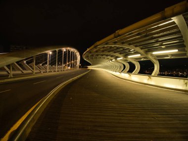 Gece Geleceği Yaya Köprüsü - Fütüristik boru dizaynlı aydınlık bir modern köprü, şehir mimarisini gözler önüne seriyor..