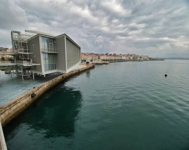 Santander 'deki çağdaş Rıhtım Binası - Santander şehrindeki bir rıhtımdan suyun üzerine modern, geometrik bir bina uzanır..