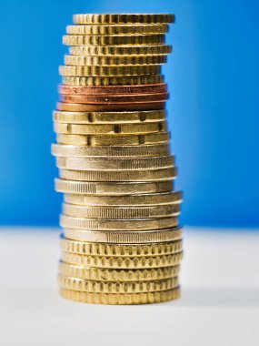 Arka planda çeşitli avro sikkeleri yığını - 1 avro, 50 sent, 20 sent ve diğerleri de dahil olmak üzere çeşitli avro sikkelerinin ayrıntılı yakın plan görüntüsü, yeşil bir yüzey üzerinde üst üste yığıldı.