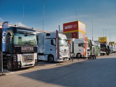 Paddock 'taki Yarış Ekibi Kamyonları filosu bir yarış pisti otlağında park etmiş bir dizi profesyonel nakliye kamyonu ve karavanlar bir motor sporu etkinliğini desteklemeye hazır..