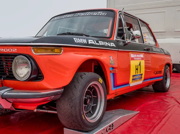 Paddock 'taki Kırmızı & Siyah BMW Yarış Arabası - Kaputunda 