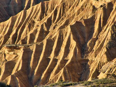 Ayrıntılı Çorak Topraklar kaya oluşumu üzerine altın saat ışığı - eşsiz bir kurak peyzaj dokusu, seyahat, doğa ve jeoloji temaları için mükemmel soyut desenler.