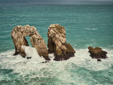 Okyanusun gücü, Cantabria, İspanya 'nın kuzey kıyısındaki ikonik kaya oluşumlarına karşı dalgalar çarpıyor..