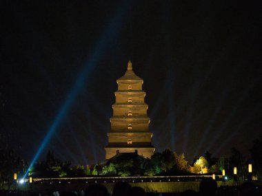 Büyük Vahşi Kaz Fıskiyesi Şovu - Büyük Vahşi Kaz Pagoda, bir çeşme gösterisinin sahne ışıklarıyla çarpıcı bir şekilde aydınlatılıyor, su akıntıları havaya yükseliyor, güzel ve canlı bir atmosfer yaratıyor..