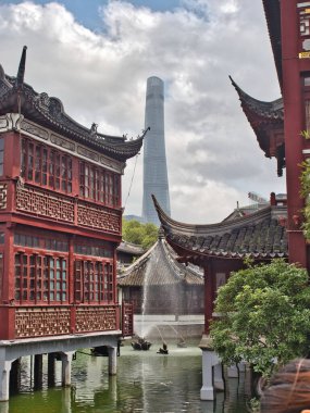 Şangay Urban Contrast: Eski ve Yeni - Geleneksel binalar ve Yuyuan Bahçesi göleti arkasında yükselen modern Şangay Kulesi 'nin büyüleyici bir görüntüsü, kentin eşsiz çağlar karışımını gözler önüne seriyor.