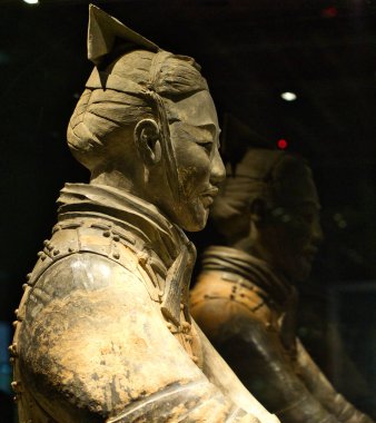 Yansımalı Terracotta Savaşçısı Profili - Terracotta Savaşçısı heykelinin çarpıcı bir profil çekimi, detaylarını ve karanlık arka planda ince bir yansımasını vurguluyor.