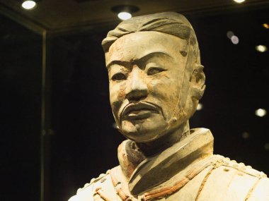 Yansımalı Terracotta Savaşçısı Profili - Terracotta Savaşçısı heykelinin çarpıcı bir profil çekimi, detaylarını ve karanlık arka planda ince bir yansımasını vurguluyor.