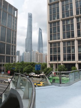 Bir yaya köprüsünden Şanghay İş Bölgesi - Şanghay Kulesi ve diğer gökdelenlerin yer aldığı yüksek yaya geçidinden modern Şanghay gökdeleninin manzarası.