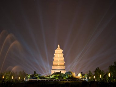 Çin 'in Xi' an kentindeki Dev Vahşi Kaz Pagoda geceleri projektörler ve fıskiyelerle aydınlatılıyor. Muhteşem ve unutulmaz bir manzara yaratıyor..