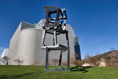 Bilbao Güzel Sanatlar Müzesi önünde heykel. Bilbao 'daki Güzel Sanatlar Müzesi' nin önündeki çimlerin üzerinde açık mavi gökyüzü olan çarpıcı bir modern heykel..