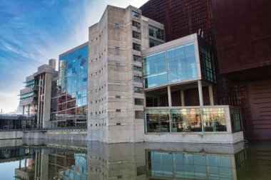 Yansımalı Bilbao Denizcilik Müzesi. - Modern Bilbao Denizcilik Müzesi, acımasız beton ve cam mimarisi limanların sakin sularına yansıyor..