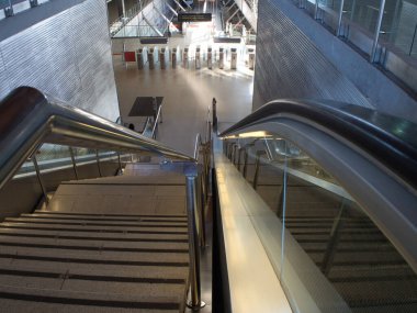 Bilbao Metro yürüyen merdivenleri ve modern tasarım. Modern bir Bilbao Metro istasyonundaki yürüyen merdiven ve merdivenlerin dinamik, tepeden tırnağa görüntüsü, temiz ve gelecekten gelen mimarisini vurguluyor..