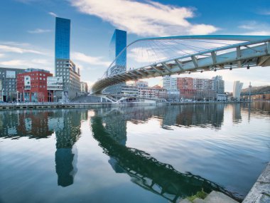 Bilbao 'daki Isozaki Kuleleri ile Euskalduna Köprüsü Euskalduna Köprüsü ve Bilbao' daki Nervin Nehri 'ni yansıtan modern Isozaki kulelerinin geniş açılı görüntüsü.