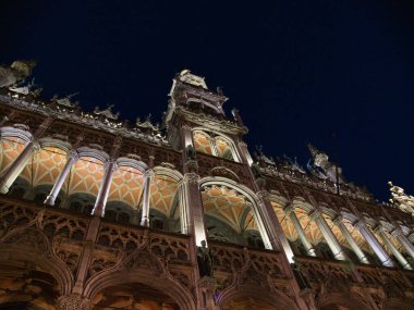 Brüksel 'deki tarihi bina aydınlandı. Belçika' nın başkenti Brüksel 'deki tarihi bir binanın karanlık, mavi bir gökyüzüne karşı gösterişli ve aydınlatılmış ön cephesinin düşük açılı bir görüntüsü..