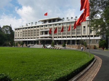 Birleşme Sarayı, Ho Chi Minh Şehri - Büyük çimenleri, ağaçları ve güneşli bir günde dalgalanan Vietnam bayraklarıyla tarihi yeniden birleşme sarayının büyük dış cephesi.