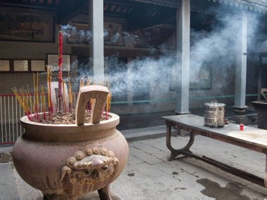Geleneksel tütsü tütsüsü tütsülenmiş tapınak avlusu geniş bir tütsü kasesi, yanan joss çubuklarıyla havayı geleneksel bir Vietnam tapınağı avlusunda dumanla dolduruyor..