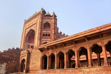 Buland Darwasa (Zafer Kapısı) Fatehpur Sikri, Uttar Pradesh, Hindistan 'daki Jama Mescidi' ne çıkıyor. Dünyanın en yüksek geçididir ve Babür mimarisinin bir örneğidir..