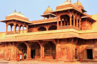Fatehpur Sikri, Uttar Pradesh, Hindistan Jodh Bai sarayda iç avlusu. Fatehpur Sikri Hindistan'da Babür mimarisinin en iyi korunmuş örneklerinden biridir.