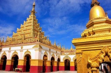 Mikail Pagoda anıt, Myanmar mavi gökyüzü gün. Mikail Pagoda Myanmar bir Budist tapınağı ve büyük hac sitesidir.